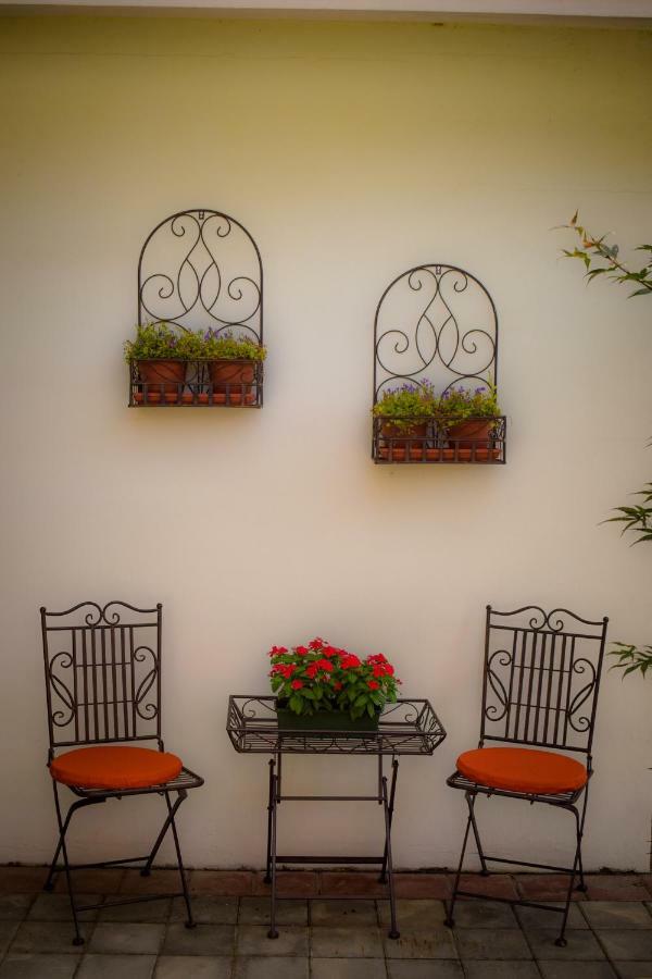 Bed and Breakfast A Casa Di Laura Occhiobello Exterior foto